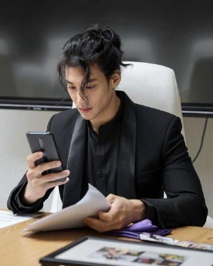 張演員男的舞臺與熒屏之旅，學(xué)習(xí)成長與自信光芒的展現(xiàn)